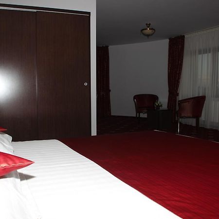 Hotel Royal 2 Urziceni 외부 사진